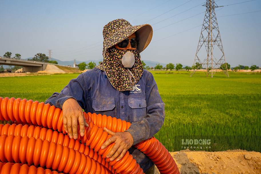 Worker Nguyen Van Cuong (45 years old), in the work "Hundreds of workers in the hot sun clinging to the North-South Expressway construction site" by Pham Thong.