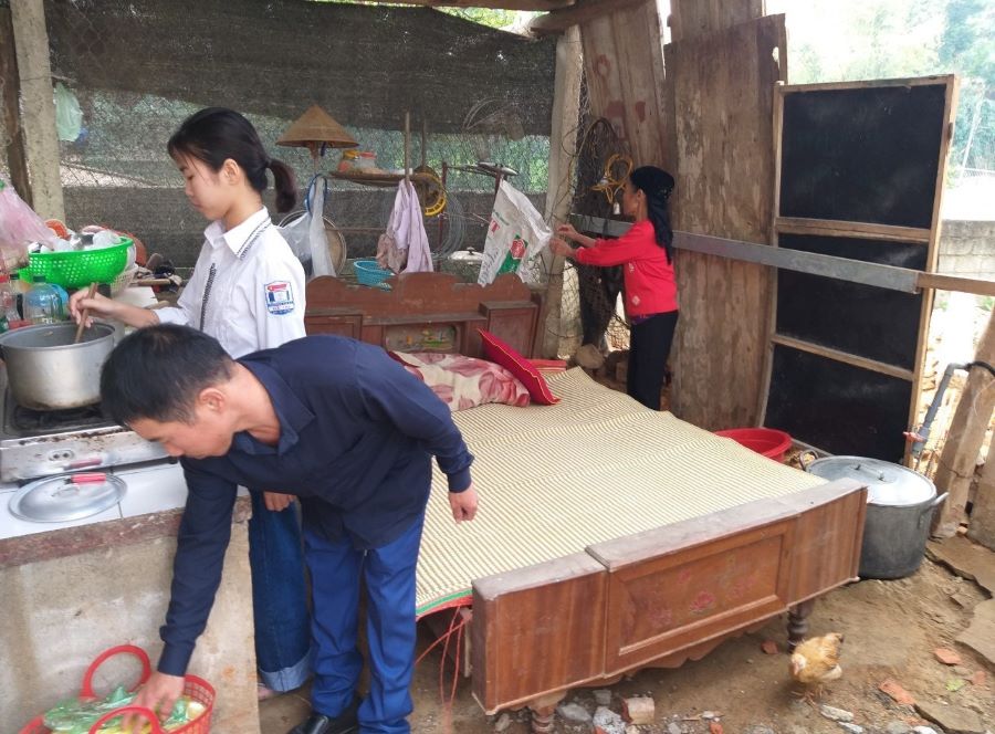 The family situation of worker Le Manh Hung in the reportage "Light, faith at the end of the road" by author Le Van Vy