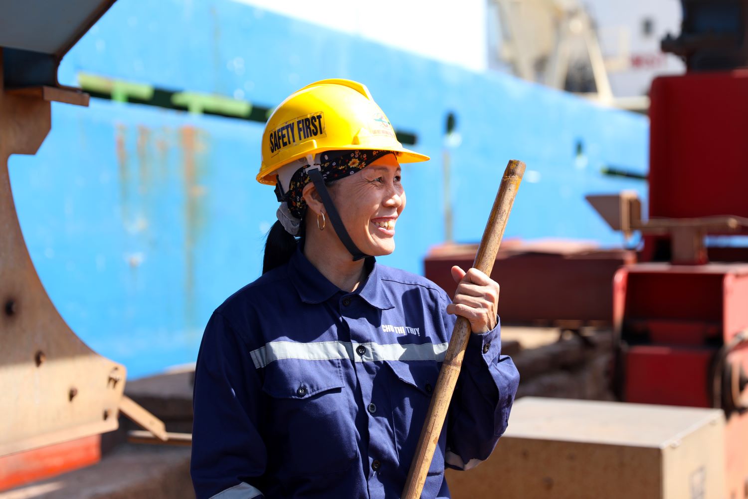 Ms. Chu Thi Thuy (born 1973) in the photo report "The "pink shadows" on construction sites and factories in Vung Ang economic zone".