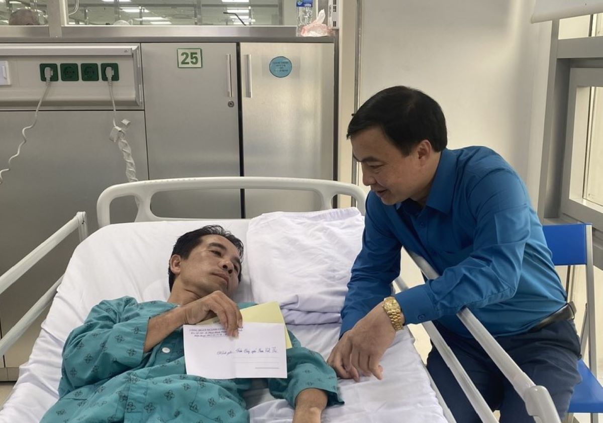 Mr. Tran Hau Tu - Chairman of Ha Tinh Education Union visited and encouraged union members being treated at Hospital 108. Photo: TL