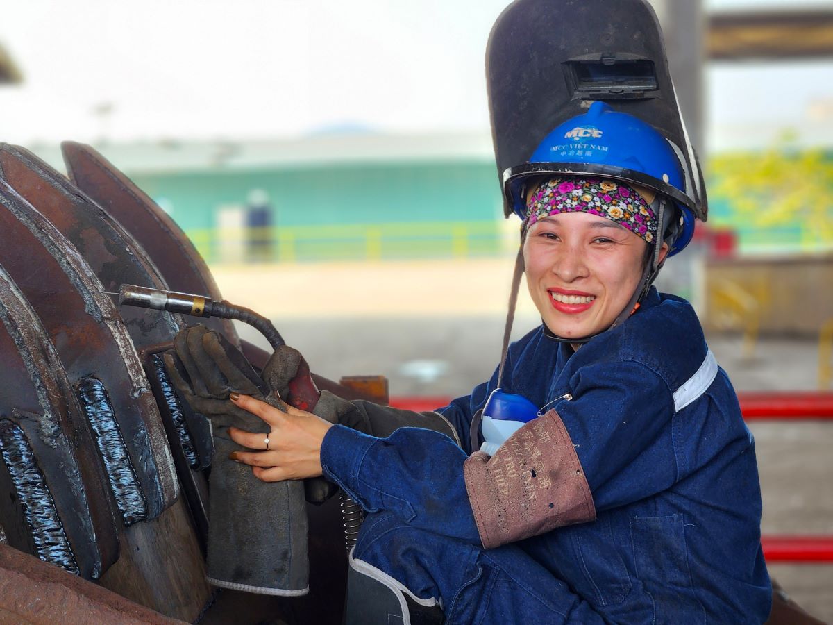 Thợ hàn Võ Thị Hồng (SN 1995) trong tác phẩm "Những "bóng hồng" trên công trường, xí nghiệp khu kinh tế Vũng Áng" của tác giả Thu Trang - Kiều Minh