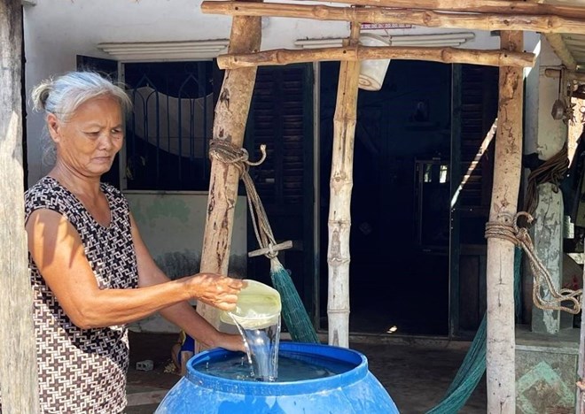 Người dân chủ động hứng nước mưa dự trữ để dùng cho những ngày thiếu nước sinh hoạt. Ảnh: Phương Anh