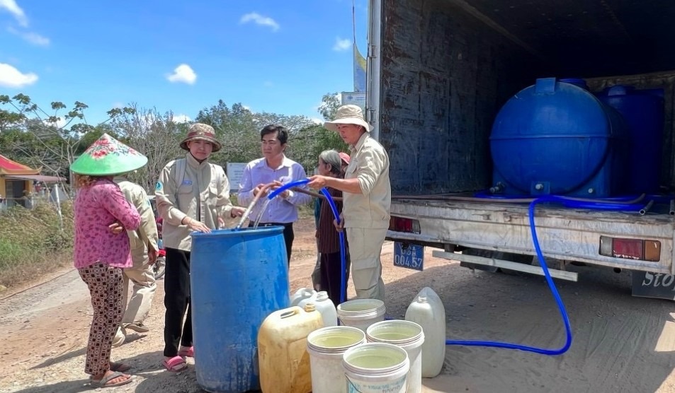 Vào cao điểm mùa khô nhiều địa phương trên địa bàn tỉnh Sóc Trăng thiếu nước sạch trầm trọng. Ảnh: Bạn đọc cung cấp.