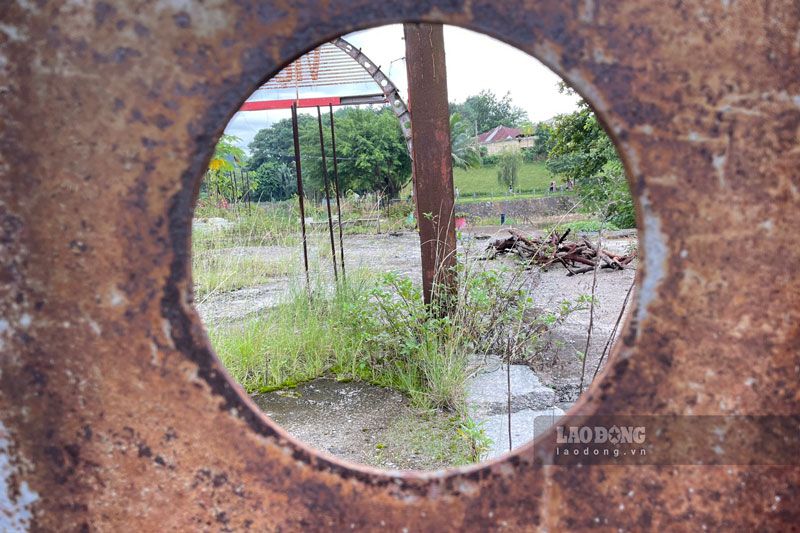 The steel frames are rusty due to being left outside in the sun and rain and not being used for a long time.