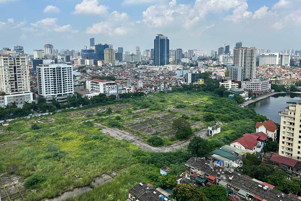 As noted by Labor on July 21, the golden land area at 148 Giang Vo has one side bordering Ngoc Khanh Street, one side facing Giang Vo Street, and one side facing Giang Vo Lake.