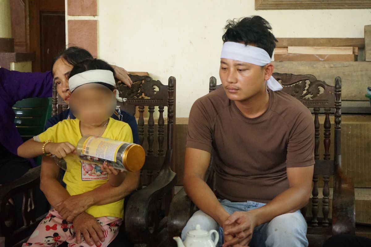 Mr. Doan Quang Duong (husband of pregnant woman N.) was stunned by the pain of losing both his wife and child at the same time. Photo: Quach Du