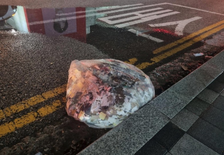 Túi rác được Triều Tiên buộc vào bóng bay để thả sang Hàn Quốc. Ảnh: Bộ Quốc phòng Hàn Quốc