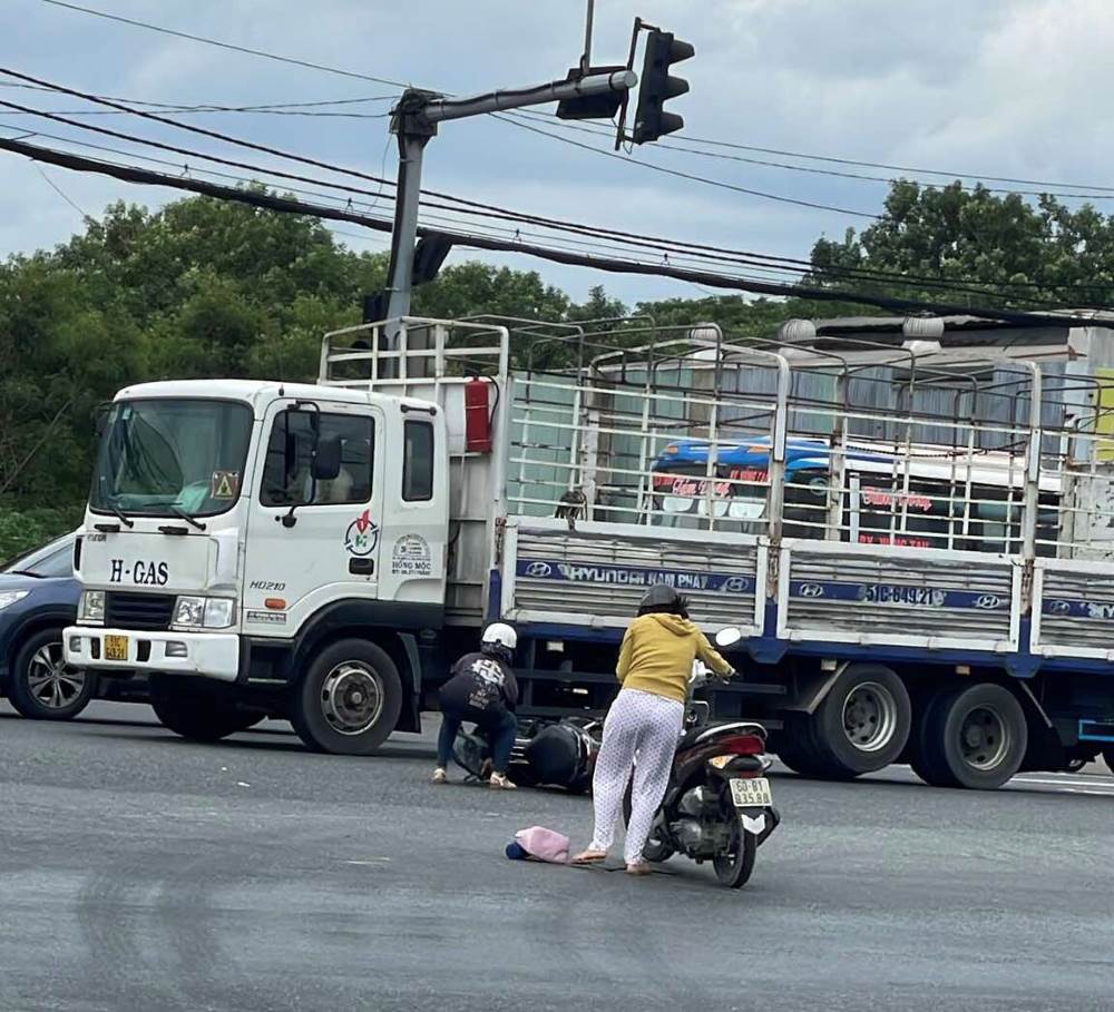 A series of motorbikes fell continuously while traveling on Street 14, Linh Trung Ward, Thu Duc City. Photo: Minh Tam