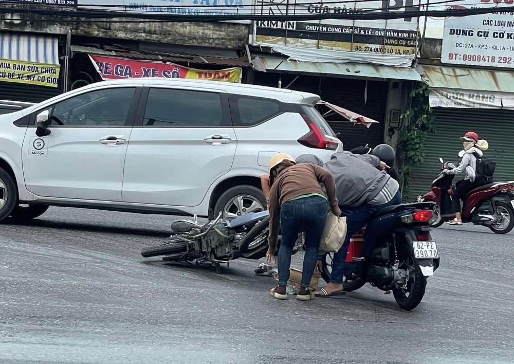 Có xe máy té giữa đường lộ gây nguy hiểm tai nạn giao thông. Ảnh: Minh Tâm