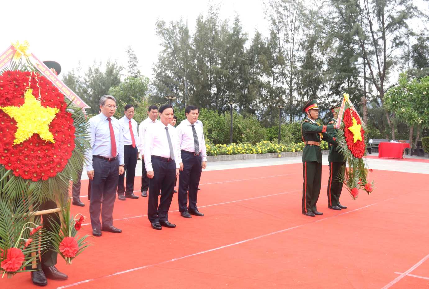 Ông Nguyễn Khắc Định - Phó Chủ tịch Quốc hội dẫn đầu đoàn công tác dâng hoa tại Khu tưởng niệm chiến sĩ Gạc Ma. Ảnh: Phương Linh