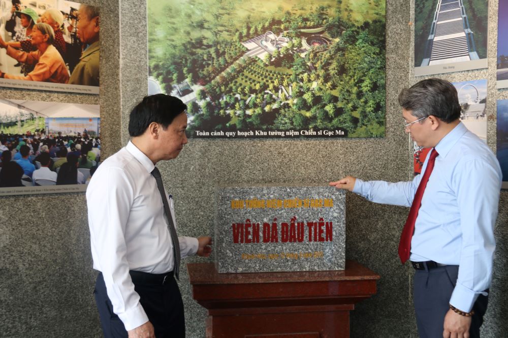 Mr. Nguyen Khac Dinh - Member of the Party Central Committee, Vice Chairman of the National Assembly and the delegation visited the area displaying memorabilia of 64 heroes and martyrs who died in the Gac Ma battle in 1988. Photo: Phuong Linh