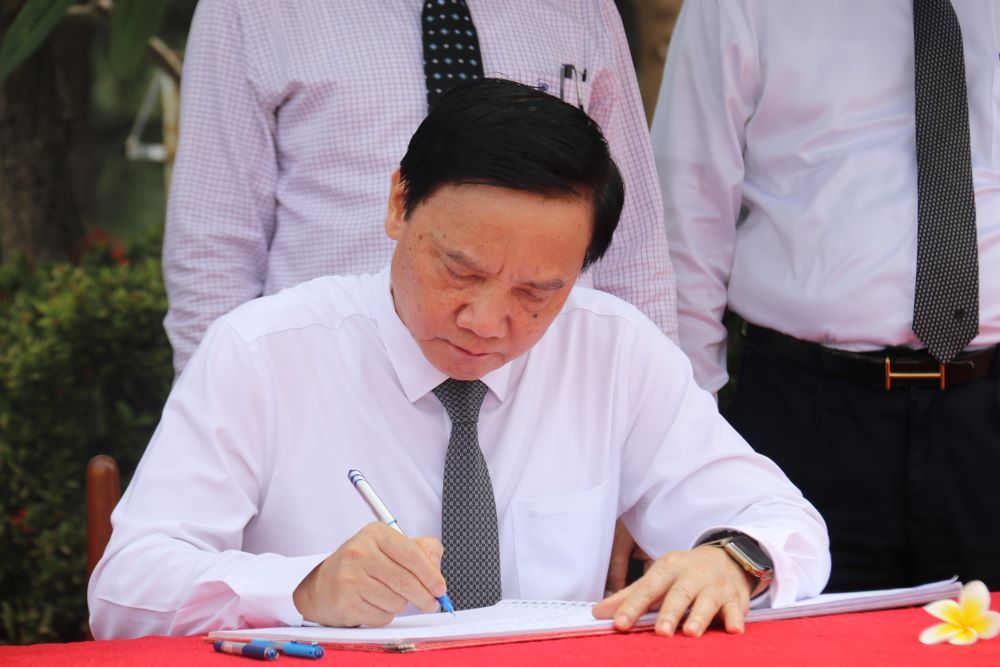 Mr. Nguyen Khac Dinh - Vice Chairman of the National Assembly left notes of gratitude to the heroes and martyrs at the Gac Ma Soldiers' Memorial Park.