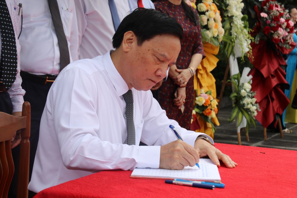 Ông Nguyễn Khắc Định – Ủy viên Ban Chấp hành Trung ương Đảng, Phó Chủ tịch Quốc hội ghi lại những dòng tưởng nhớ anh hùng, liệt sĩ tại Khu tưởng niệm chiến sĩ Gạc Ma. Ảnh: Phương Linh