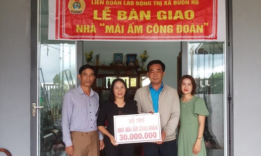 Liên đoàn Lao động thị xã Buôn Hồ trao kinh phí hỗ trợ nhà "Mái ấm Công đoàn" cho gia đình đoàn viên có hoàn cảnh khó khăn. Ảnh: LĐLĐ thị xã Buôn Hồ