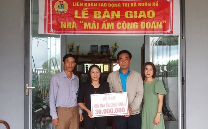 Liên đoàn Lao động thị xã Buôn Hồ trao kinh phí hỗ trợ nhà "Mái ấm Công đoàn" cho gia đình đoàn viên có hoàn cảnh khó khăn. Ảnh: LĐLĐ thị xã Buôn Hồ