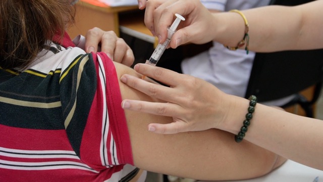 Tiêm vaccine là phòng bệnh lâu dài, không phải hiệu ứng số đông. Ảnh: NGỌC ÁNH 