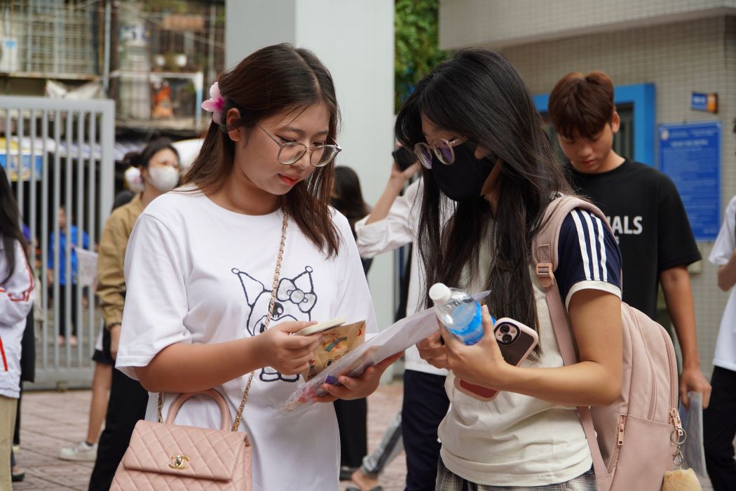 2023년 상위권 대학의 전자상거래 학과 입학 기준 점수는 상당히 높습니다. 사진: 반짱