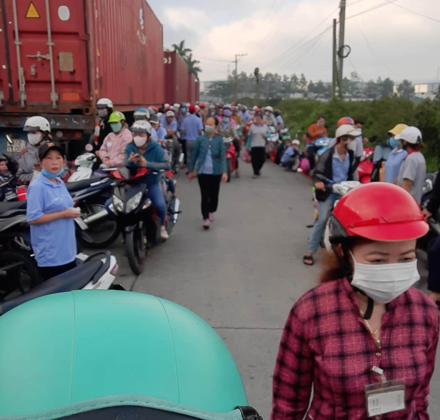 Hundreds of workers in Tan Uyen, Binh Duong stopped work. Photo: Duong Binh