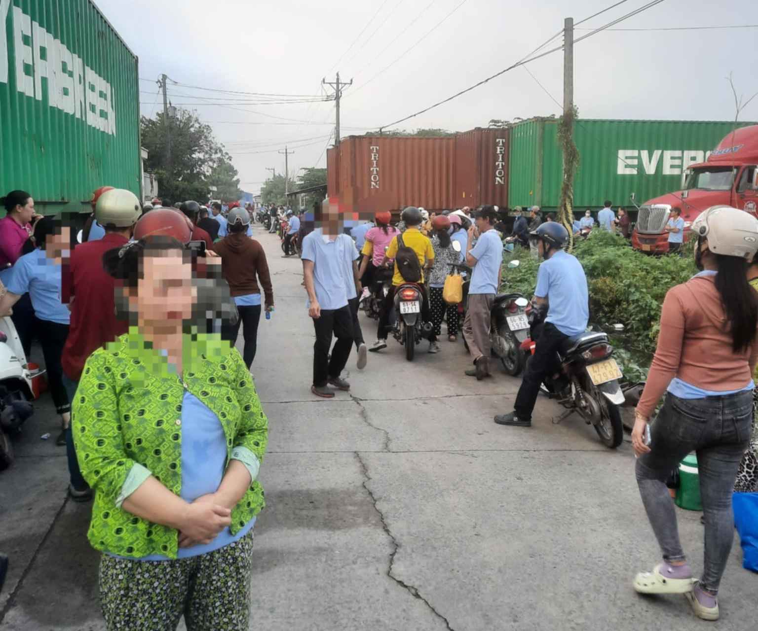 Hàng trăm công nhân ở Tân Uyên, Bình Dương ngừng việc. Ảnh: Dương Bình