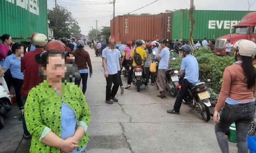 Hàng trăm công nhân ở Tân Uyên, Bình Dương ngừng việc. Ảnh: Dương Bình