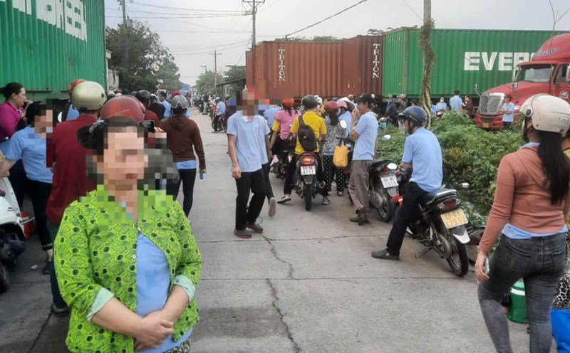 Hàng trăm công nhân ở Tân Uyên, Bình Dương ngừng việc. Ảnh: Dương Bình