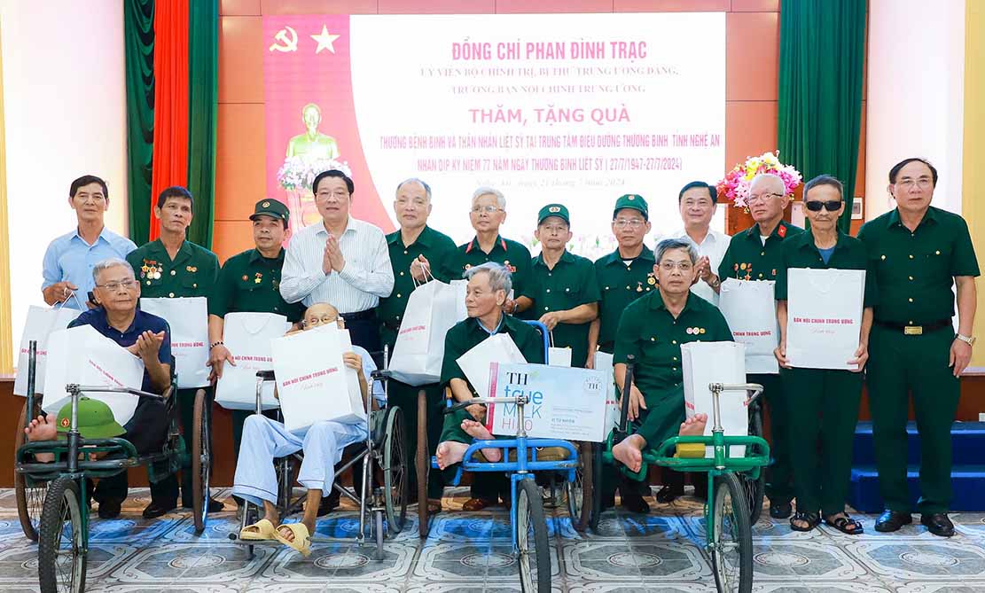 Trưởng ban Nội chính Trung ương Phan Đình Trạc và Bí thư Tỉnh ủy Nghệ An Thái Thanh Quý tặng quà tri ân các thương, bệnh binh. Ảnh: Thành Duy