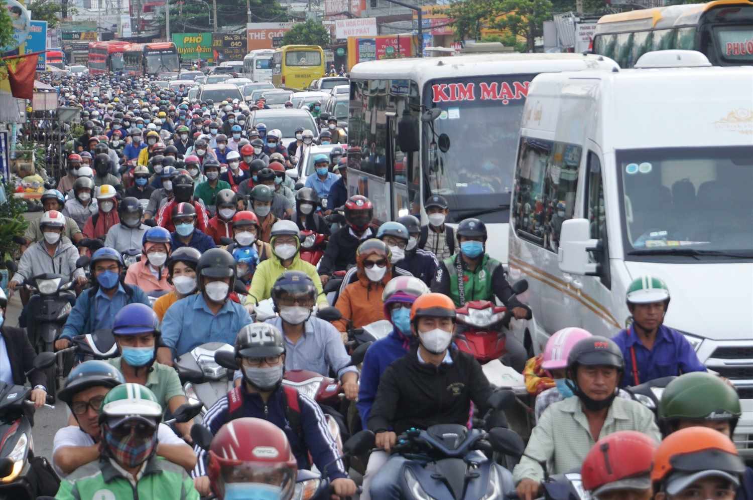 Traffic jam on Highway 13, from Binh Duong to the center of Ho Chi Minh City. Photo: Minh Quan