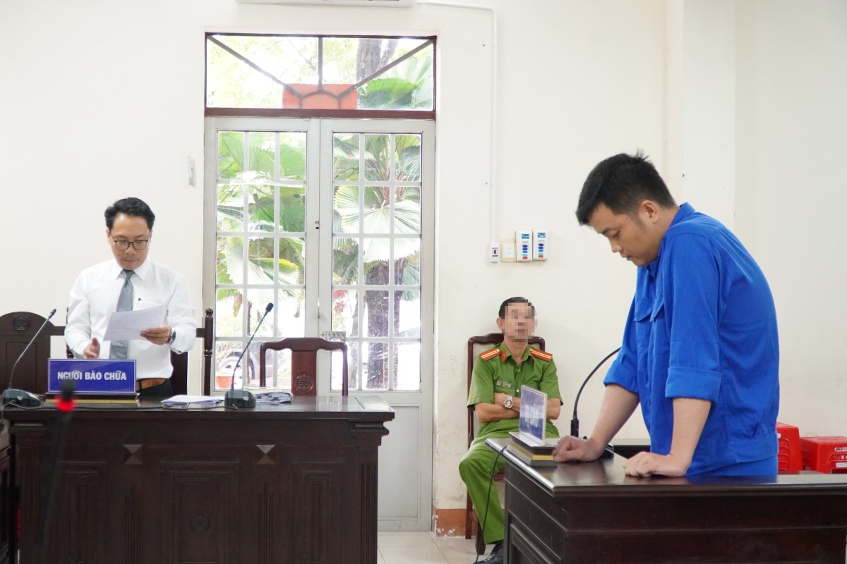 Xét xử đối tượng cho vay thế chấp bằng sổ đỏ và ký ủy quyền, sau đó đem bán để chiếm đoạt. Ảnh: Bạch Long