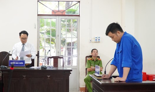 Xét xử đối tượng cho vay thế chấp bằng sổ đỏ và ký ủy quyền, sau đó đem bán để chiếm đoạt. Ảnh: Bạch Long