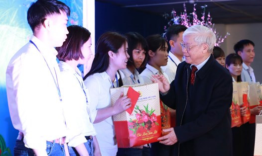 Tổng Bí thư Nguyễn Phú Trọng tặng quà công nhân tỉnh Hưng Yên nhân dịp Tết Nguyên đán Mậu Tuất 2018. Ảnh: Hải Nguyễn