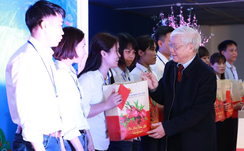 Tổng Bí thư Nguyễn Phú Trọng tặng quà công nhân tỉnh Hưng Yên nhân dịp Tết Nguyên đán Mậu Tuất 2018. Ảnh: Hải Nguyễn
