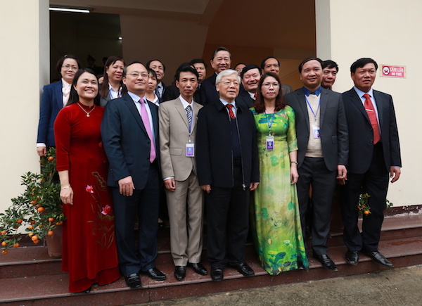 General Secretary Nguyen Phu Trong took souvenir photos with leaders, trade union officials and union members of Hung Yen province on the occasion of Lunar New Year 2018. Photo: Hai Nguyen