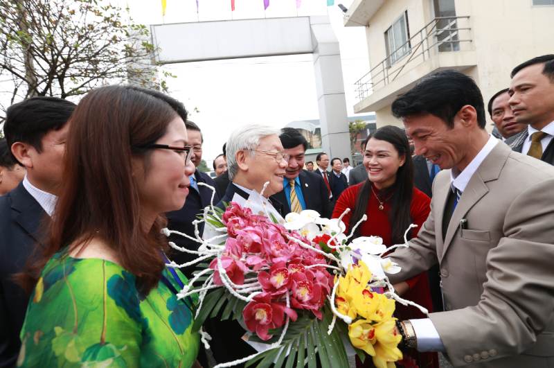 Nhân dịp Tết Nguyên đán Mậu Tuất 2018, Tổng Bí thư Nguyễn Phú Trọng thăm tặng quà công nhân tỉnh Hưng Yên. Ảnh: Hải Nguyễn