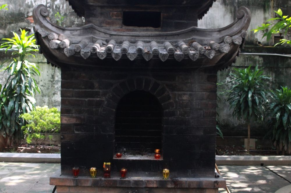 The gold-turning furnace at Quan Thang temple is located far away from the main temple. Photo: Le Tuyen