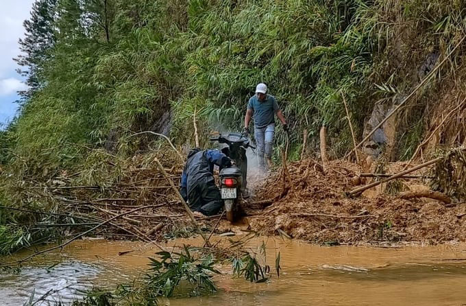 Mưa lớn làm sạt lở 15 điểm trên Quốc lộ 32, đoạn qua huyện Mù Cang Chải, tỉnh Yên Bái. Ảnh: Người dân cung cấp