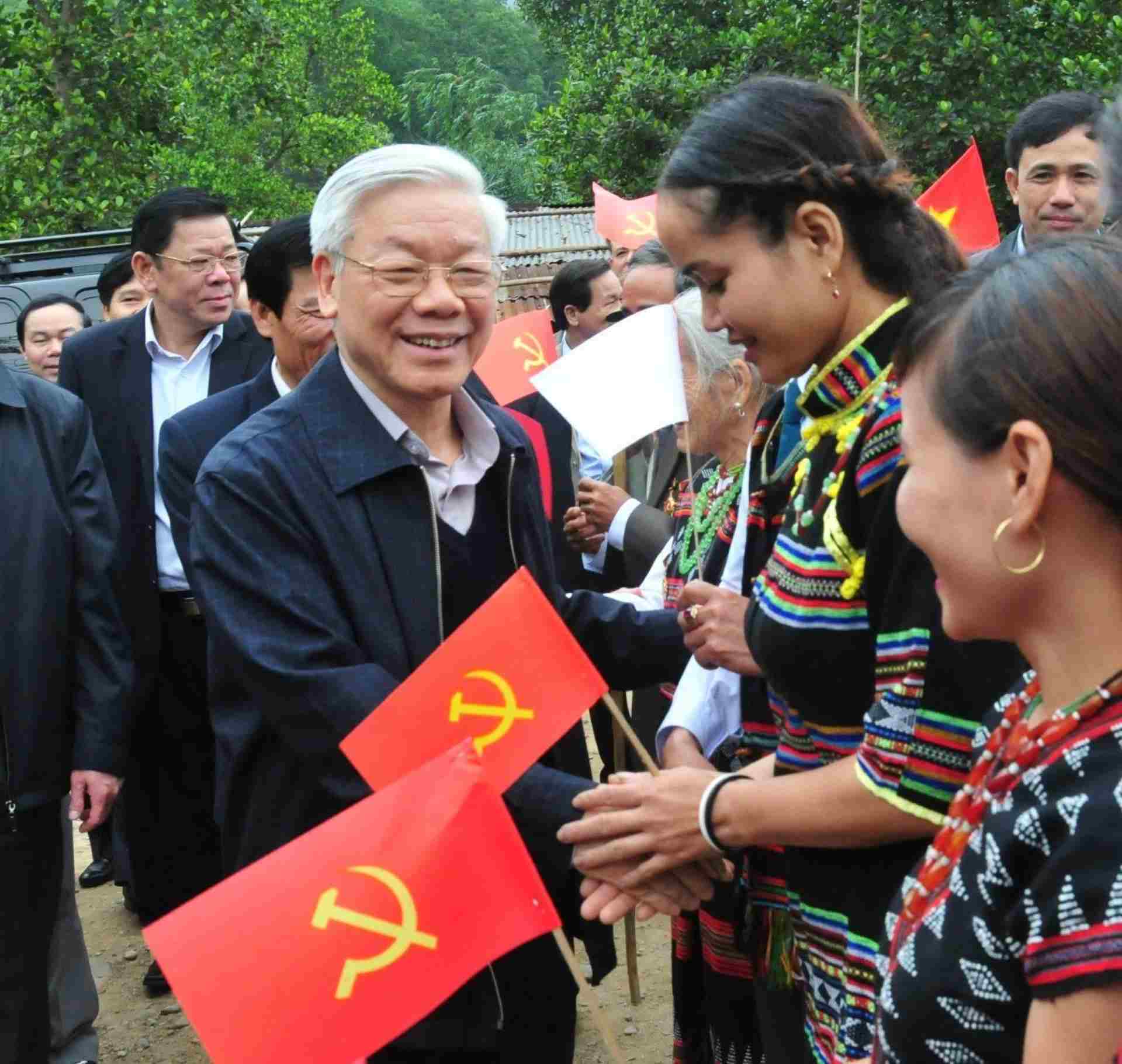 Tổng Bí thư Nguyễn Phú Trọng thăm đồng bào dân tộc thiểu số xã Hồng Hạ, huyện A Lưới năm 2014. Ảnh: CTTĐT Thừa Thiên Huế.