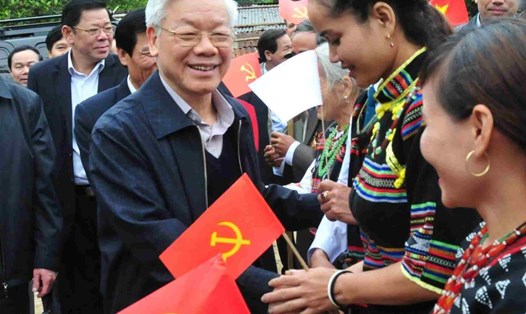Tổng Bí thư Nguyễn Phú Trọng thăm đồng bào dân tộc thiểu số xã Hồng Hạ, huyện A Lưới năm 2014. Ảnh: CTTĐT Thừa Thiên Huế.