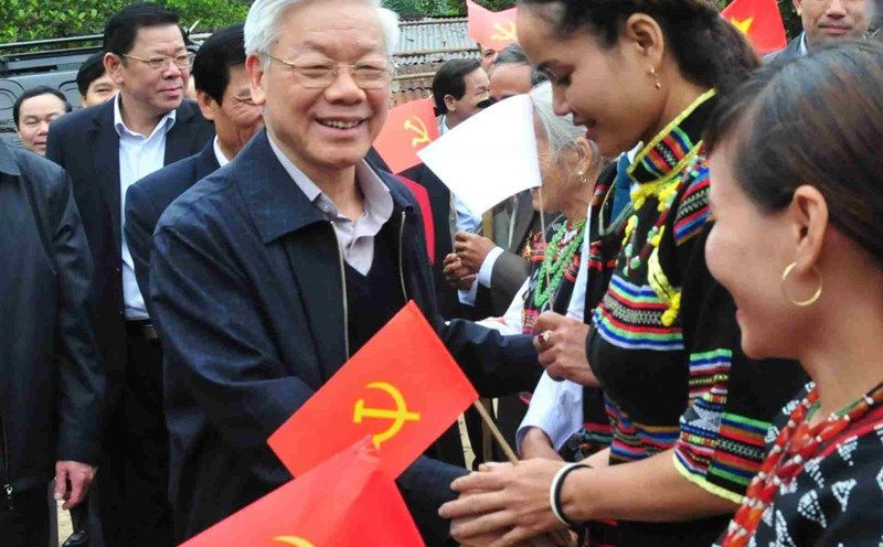 Tổng Bí thư Nguyễn Phú Trọng thăm đồng bào dân tộc thiểu số xã Hồng Hạ, huyện A Lưới năm 2014. Ảnh: CTTĐT Thừa Thiên Huế.