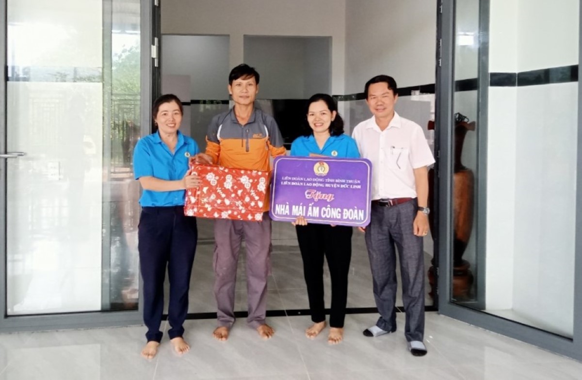 Giving congratulatory gifts to the family for a new home. Photo: Duc Linh Labor Union