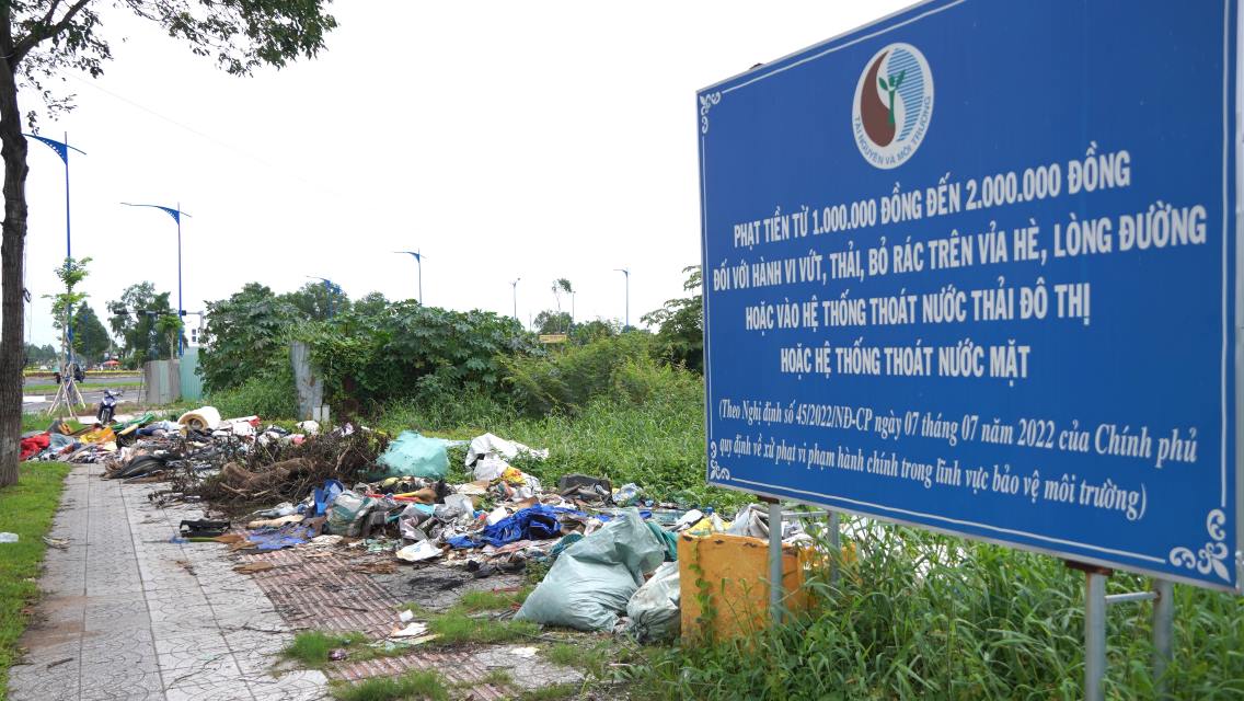 Những bãi rác lớn, nhỏ nằm ngổn ngang trên vỉa hè, bao gồm các loại rác sinh hoạt, rác xây dựng, thậm chí cả những miểng chai, thủy tinh… 