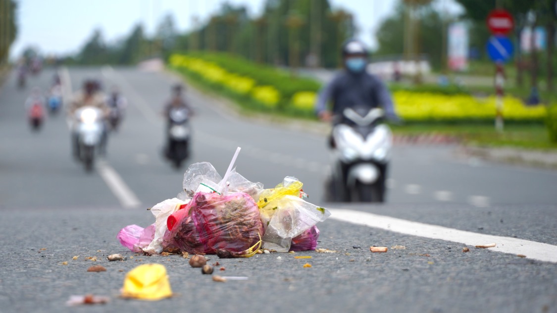 Không chỉ trên vỉa hè hay dưới các trụ, rác còn nằm ngay giữa lòng đường, gây trở ngại cho các phương tiện khi lưu thông.