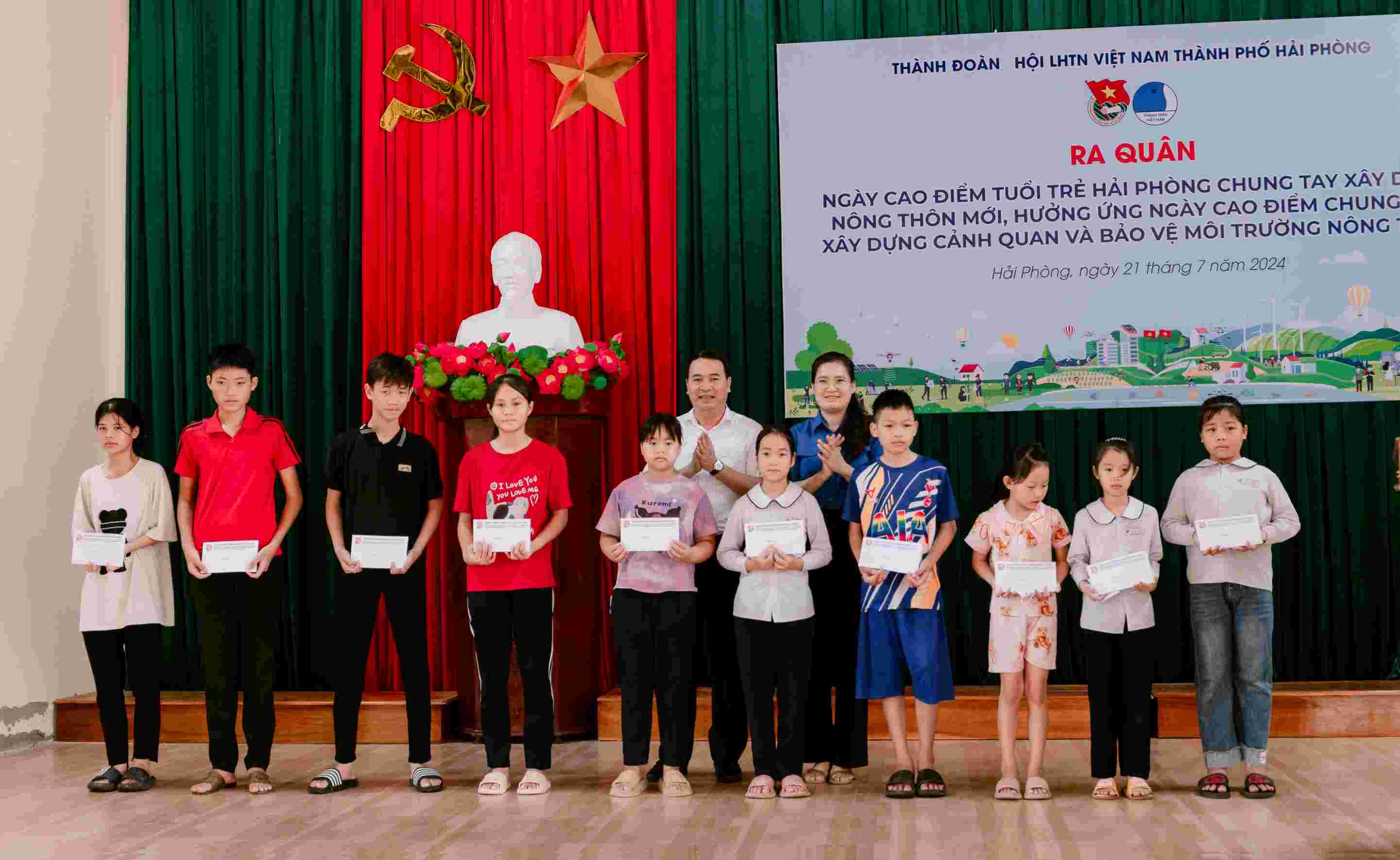 Lãnh đạo Thành đoàn Hải Phòng tặng quà, học bổng cho học sinh nghèo. Ảnh: Thành đoàn Hải Phòng