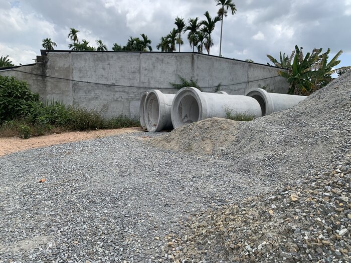 Many people have not yet handed over the site for construction of the road project connecting Thach Bich bridge to Tinh Phong. Photo: Vien Nguyen