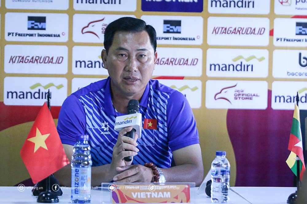 Huấn luyện viên Hứa Hiền Vinh của U19 Việt Nam. Ảnh: VFF