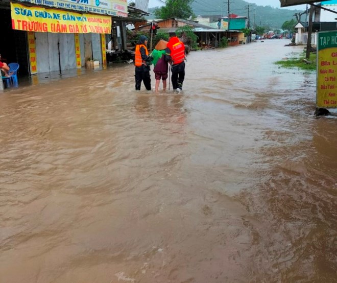 Nhà sập, sạt lở đá, chìm tàu vì mưa dông ở Kiên Giang