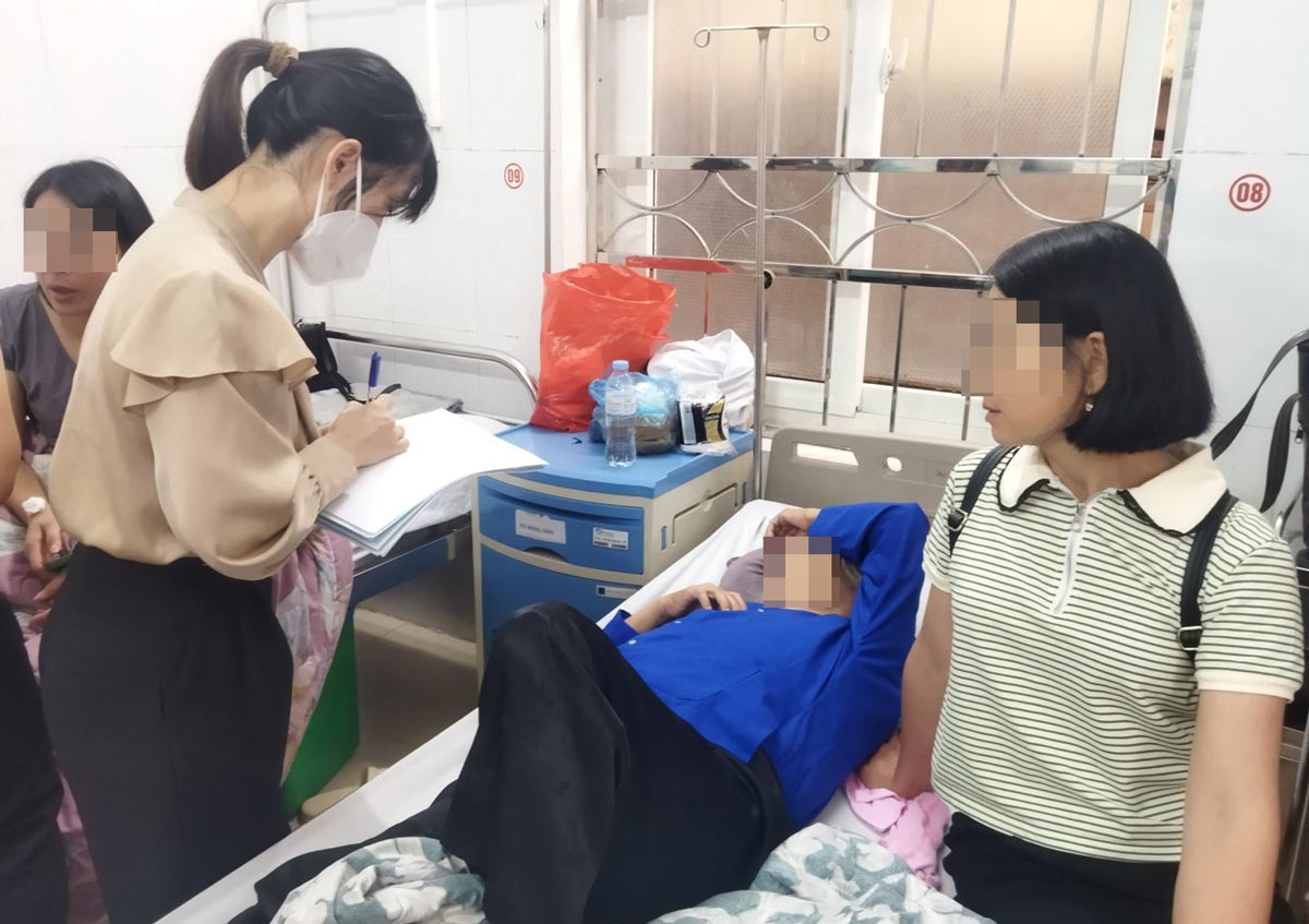 The city's interdisciplinary food hygiene and safety inspection team made a preliminary assessment of the case: Digestive disorder, suspected to be related to food, currently the cause has not been determined. Photo: Ha Long Electronic Information Portal