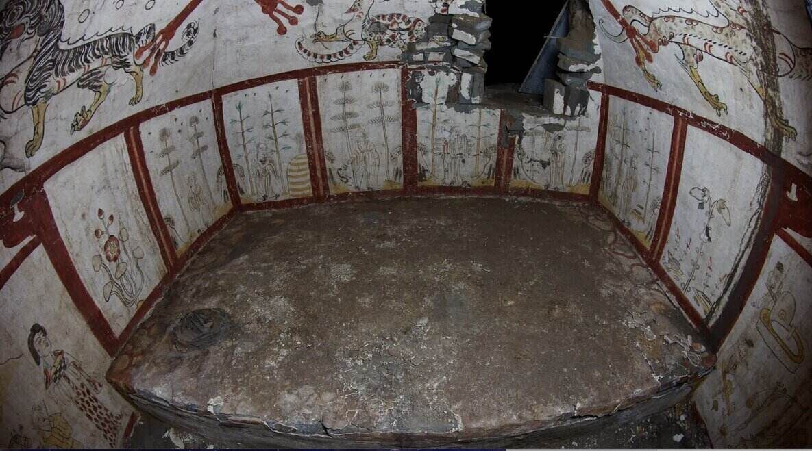 Mộ cổ Trung Quốc có những bức tranh tường nguyên vẹn. Ảnh: Xinhua