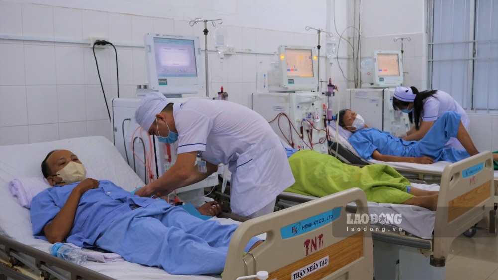 Quá tải bệnh nhân chạy thận tại bệnh viện tuyến cuối ĐBSCL. Ảnh: Phong Linh. 