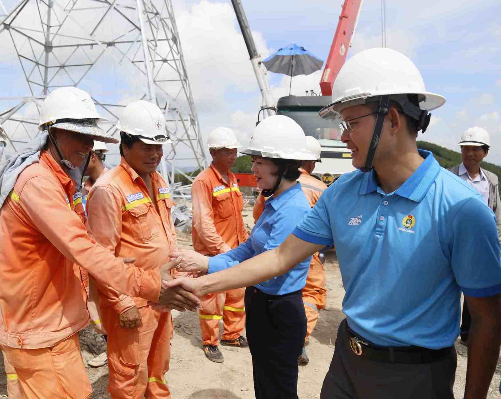 Officials from the Vietnam General Confederation of Labor encouraged workers. Photo: Luong Nguyen