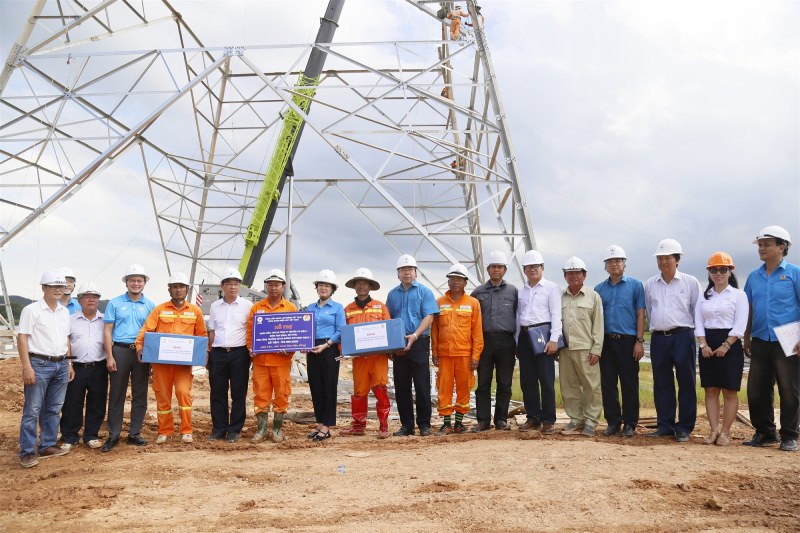 Đoàn công tác của Tổng LĐLĐVN tặng quà công nhân thi công đường dây 500kV mạch 3. Ảnh: Lương Nguyễn